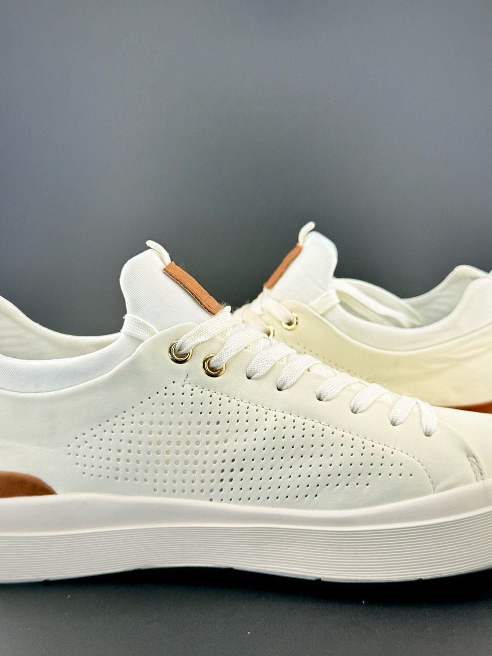 Steve Madden Poet P-Poet Perforated Tan Accent Casual Sneakers 10.5M Pre-loved